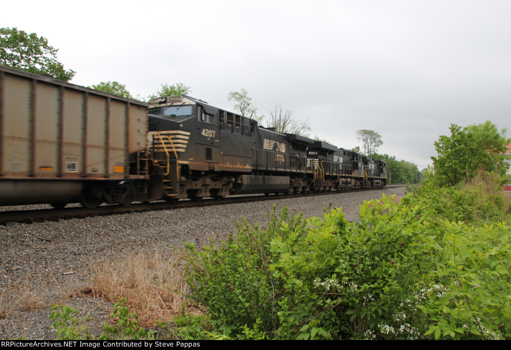 NS 4207 trailing on train 568, going down the siding at Cove PA